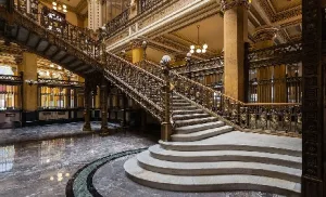 Inaugurado en 1907, el Palacio Postal no solo es una oficina de correos, es una obra maestra que mezcla elegancia europea y tecnología adelantada a su tiempo. /Foto:Wikimedia Commons