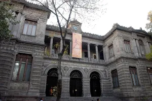 Frente al Kiosco Morisco, el Museo de Geología de la UNAM combina arquitectura porfiriana, vitrales y una impresionante colección de fósiles y minerales./Foto: Wikimedia Commons