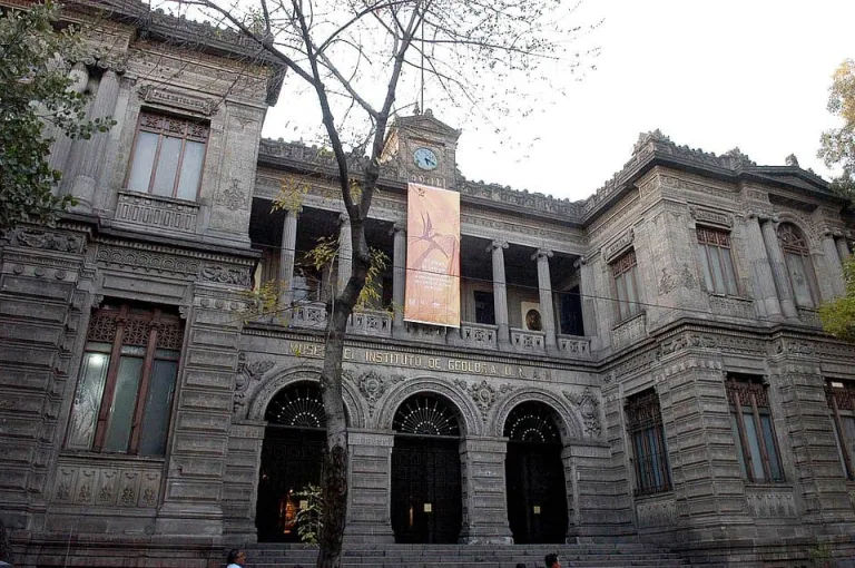 Frente al Kiosco Morisco, el Museo de Geología de la UNAM combina arquitectura porfiriana, vitrales y una impresionante colección de fósiles y minerales./Foto: Wikimedia Commons