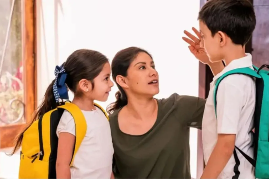 Descubre por qué en México muchas personas piden la bendición antes de salir de casa. Conoce el origen, significado cultural y espiritual de esta tradición familiar.