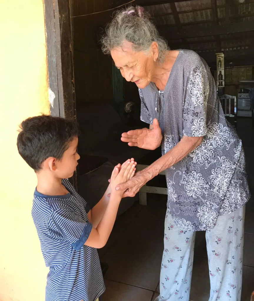 Descubre por qué en México muchas personas piden la bendición antes de salir de casa. Conoce el origen, significado cultural y espiritual de esta tradición familiar.