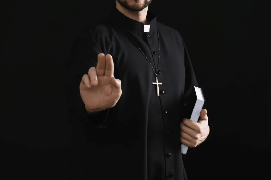 Descubre por qué en México muchas personas piden la bendición antes de salir de casa. Conoce el origen, significado cultural y espiritual de esta tradición familiar.