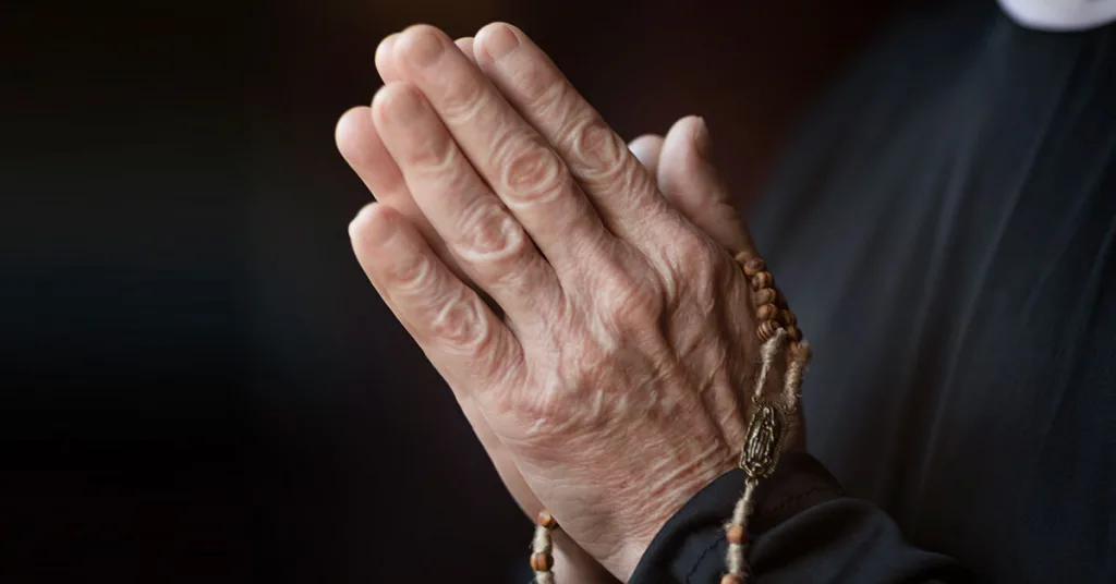 Descubre por qué en México muchas personas piden la bendición antes de salir de casa. Conoce el origen, significado cultural y espiritual de esta tradición familiar.