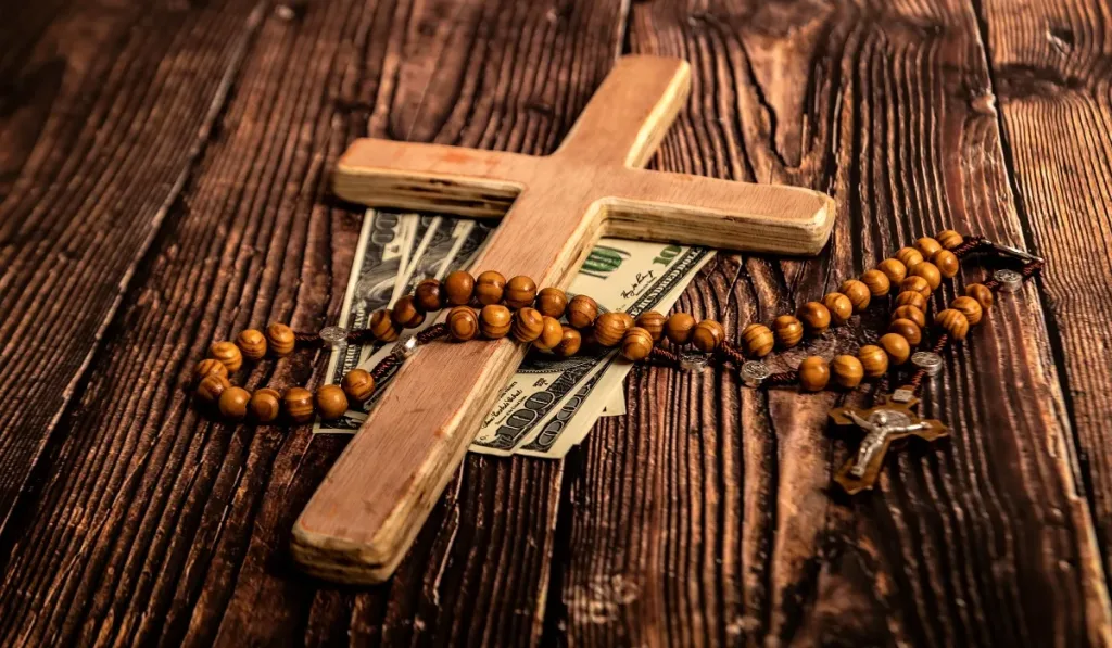 Descubre por qué en México muchas personas piden la bendición antes de salir de casa. Conoce el origen, significado cultural y espiritual de esta tradición familiar.