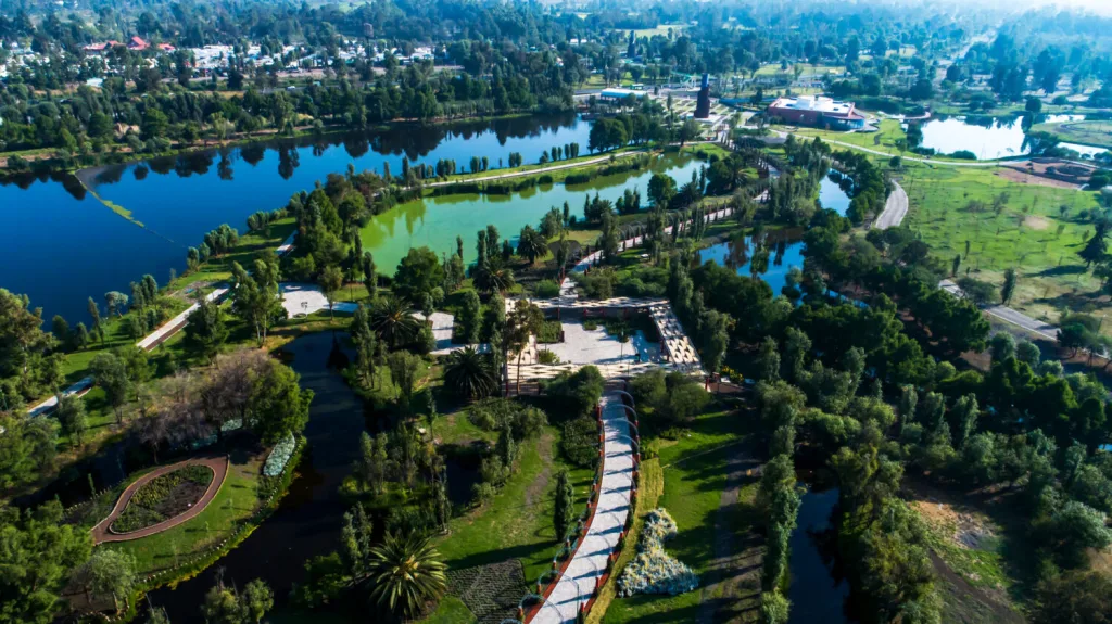 Descubre los parques públicos más grandes de la CDMX, ideales para caminar, hacer ejercicio, descansar y disfrutar la naturaleza sin salir de la ciudad. ¿Conoces todos?
