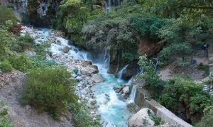 Antes de las lluvias, las Grutas de Tolantongo brillan en todo su esplendor: pozas termales colgadas en la montaña y un río turquesa que debe su color a los minerales de la roca caliza./Foto: Wikimedia Commons
