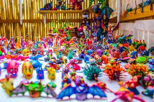 En San Martín Tilcajete, a solo 30 minutos de Oaxaca, la tradición cobra vida en cada pieza tallada en madera de copal. /Foto: Wikimedia Commons