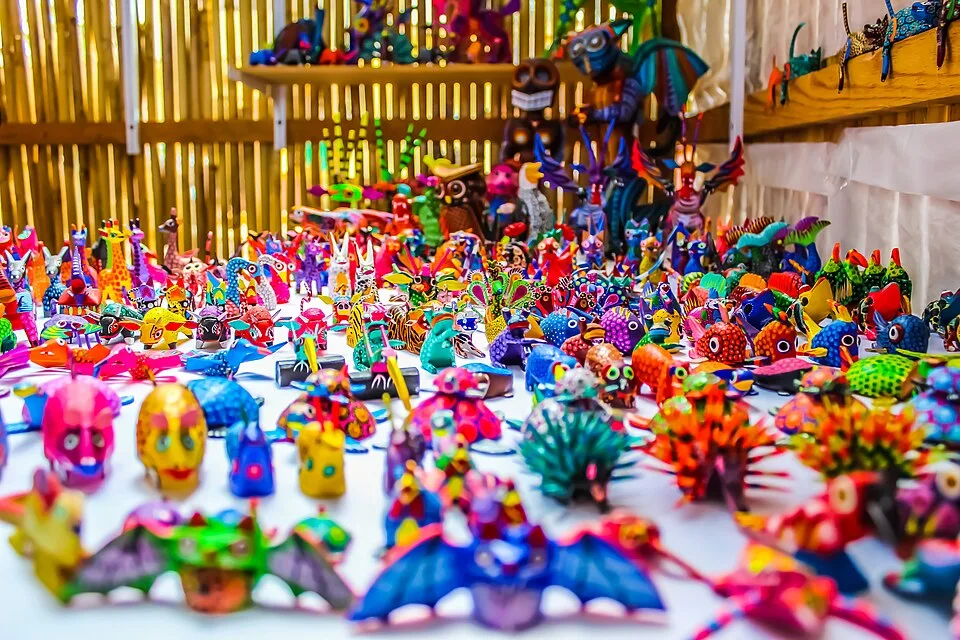 En San Martín Tilcajete, a solo 30 minutos de Oaxaca, la tradición cobra vida en cada pieza tallada en madera de copal. /Foto: Wikimedia Commons