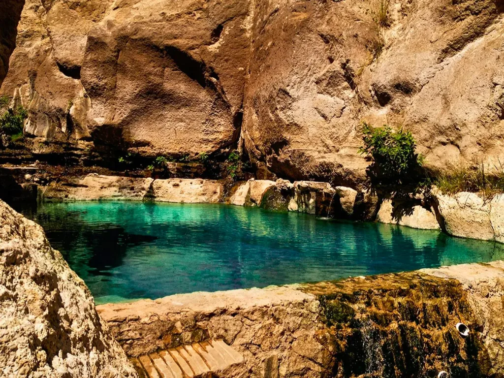 Conoce tres lugares en Querétaro con aguas azufradas ideales para refrescarse, relajarse y disfrutar en familia entre manantiales, naturaleza y parques acuáticos.