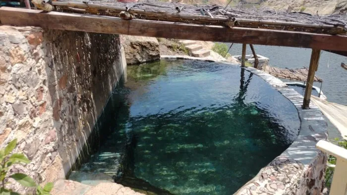 Conoce tres lugares en Querétaro con aguas azufradas ideales para refrescarse, relajarse y disfrutar en familia entre manantiales, naturaleza y parques acuáticos.