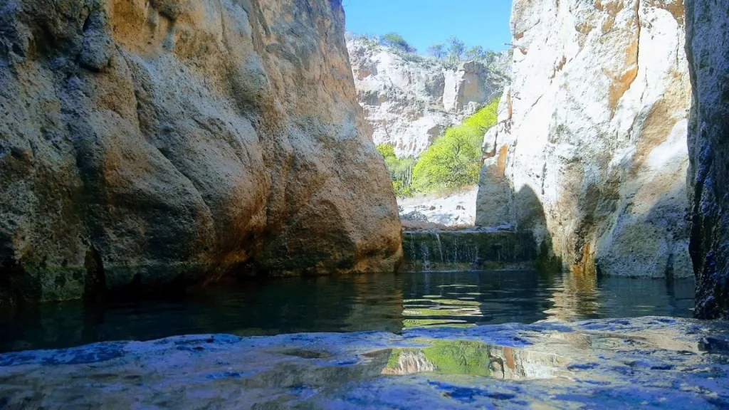 Conoce tres lugares en Querétaro con aguas azufradas ideales para refrescarse, relajarse y disfrutar en familia entre manantiales, naturaleza y parques acuáticos.