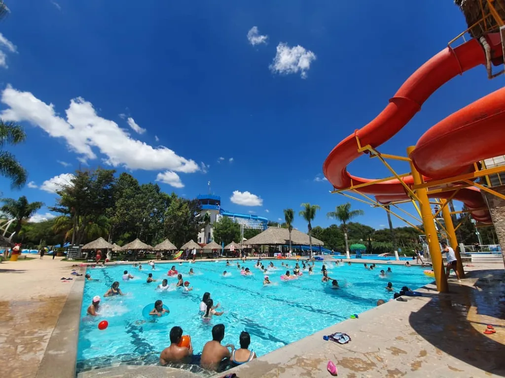 Conoce tres lugares en Querétaro con aguas azufradas ideales para refrescarse, relajarse y disfrutar en familia entre manantiales, naturaleza y parques acuáticos.