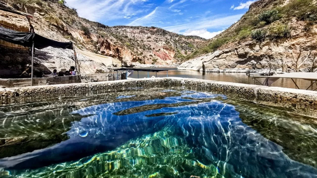 Conoce tres lugares en Querétaro con aguas azufradas ideales para refrescarse, relajarse y disfrutar en familia entre manantiales, naturaleza y parques acuáticos.
