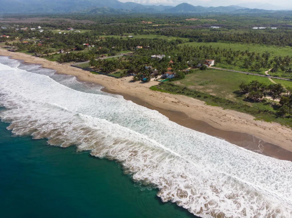 Descubre Barra de Potosí, una playa poco conocida de Guerrero ideal para descansar, pasear en lancha, nadar y disfrutar mariscos frescos frente al mar.