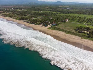 Descubre Barra de Potosí, una playa poco conocida de Guerrero ideal para descansar, pasear en lancha, nadar y disfrutar mariscos frescos frente al mar.