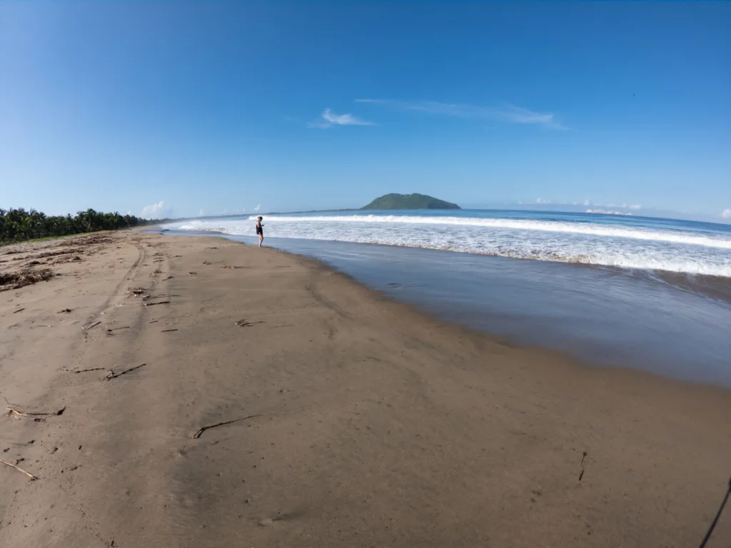 Descubre Barra de Potosí, una playa poco conocida de Guerrero ideal para descansar, pasear en lancha, nadar y disfrutar mariscos frescos frente al mar.