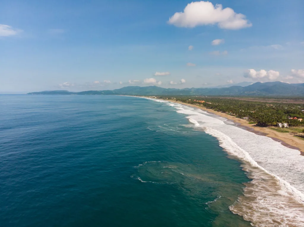 Descubre Barra de Potosí, una playa poco conocida de Guerrero ideal para descansar, pasear en lancha, nadar y disfrutar mariscos frescos frente al mar.