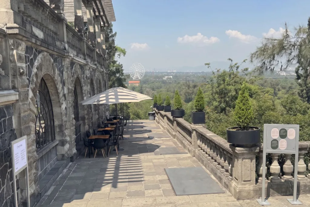 Descubre La Emperatriz, la cafetería dentro del Castillo de Chapultepec. Historia, ambiente y por qué es uno de los lugares más especiales de la CDMX. ¿Alguna vez has ido?