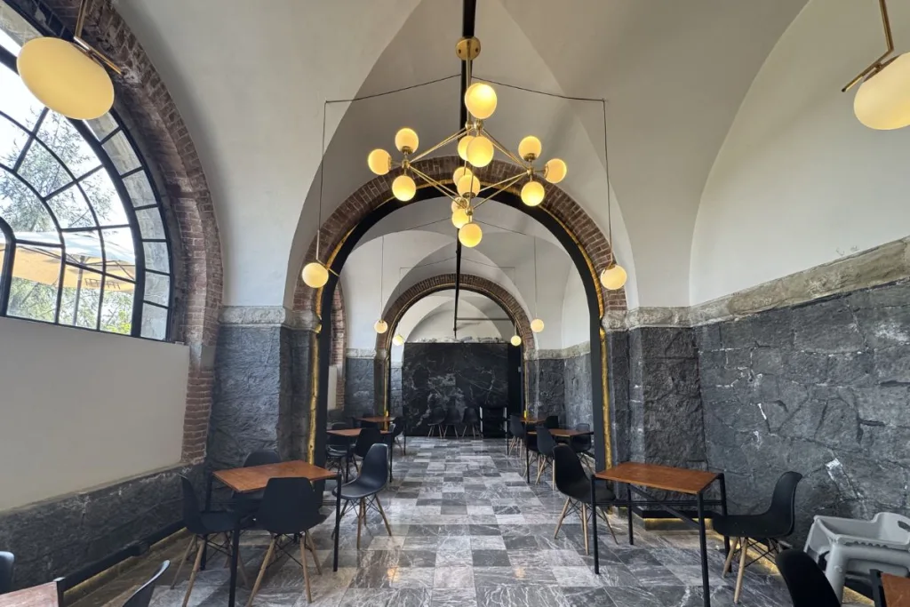 Descubre La Emperatriz, la cafetería dentro del Castillo de Chapultepec. Historia, ambiente y por qué es uno de los lugares más especiales de la CDMX. ¿Alguna vez has ido?