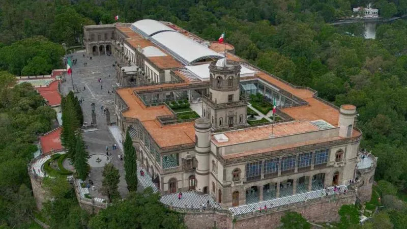 Descubre La Emperatriz, la cafetería dentro del Castillo de Chapultepec. Historia, ambiente y por qué es uno de los lugares más especiales de la CDMX. ¿Alguna vez has ido?
