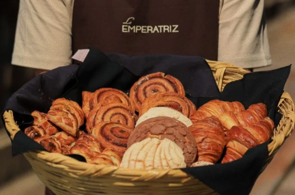 Descubre La Emperatriz, la cafetería dentro del Castillo de Chapultepec. Historia, ambiente y por qué es uno de los lugares más especiales de la CDMX. ¿Alguna vez has ido?