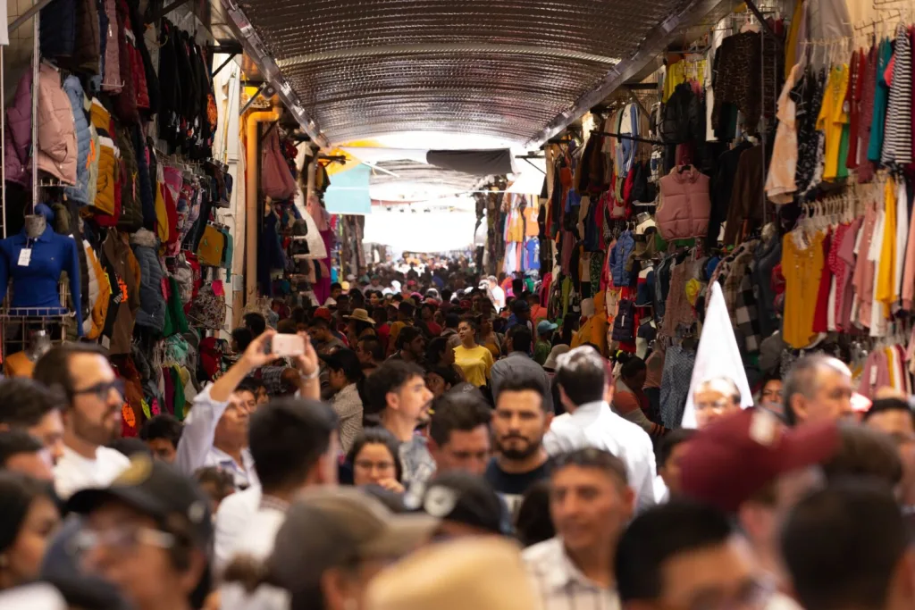 Descubre el pueblo cerca de CDMX famoso por vender colchas, cobijas y textiles baratos, además de su tradicional barbacoa y ambiente familiar de fin de semana. ¿Ya lo conoces?