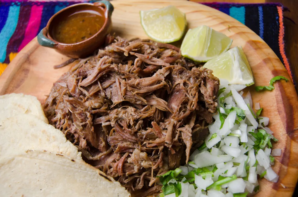Descubre el pueblo cerca de CDMX famoso por vender colchas, cobijas y textiles baratos, además de su tradicional barbacoa y ambiente familiar de fin de semana. ¿Ya lo conoces?