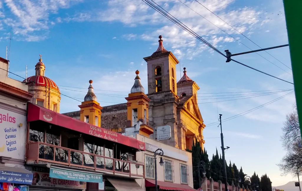 Descubre el pueblo cerca de CDMX famoso por vender colchas, cobijas y textiles baratos, además de su tradicional barbacoa y ambiente familiar de fin de semana. ¿Ya lo conoces?