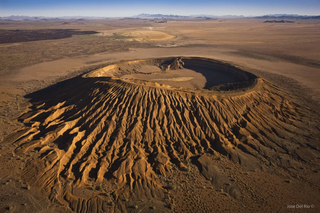 Descubre El Pinacate y el Gran Desierto de Altar, uno de los ecosistemas más sorprendentes de México con volcanes, dunas gigantes y una biodiversidad única en América del Norte. ¿Ya lo conocías?