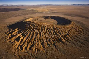 Descubre El Pinacate y el Gran Desierto de Altar, uno de los ecosistemas más sorprendentes de México con volcanes, dunas gigantes y una biodiversidad única en América del Norte. ¿Ya lo conocías?