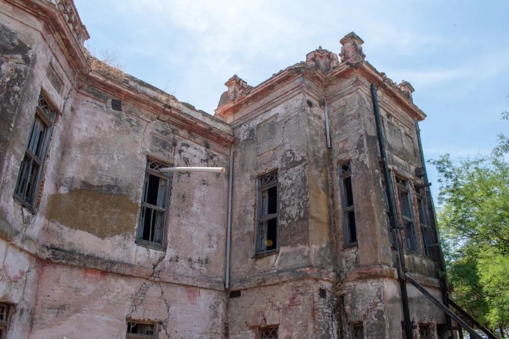 Descubre la historia de la Hacienda La Bella Cristina, la misteriosa mansión abandonada vinculada a Porfirio Díaz que hoy luce detenida en el tiempo entre ruinas y leyendas. ¿Cuándo la visitas?