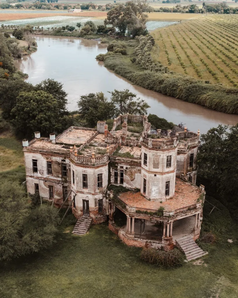 Descubre la historia de la Hacienda La Bella Cristina, la misteriosa mansión abandonada vinculada a Porfirio Díaz que hoy luce detenida en el tiempo entre ruinas y leyendas. ¿Cuándo la visitas?