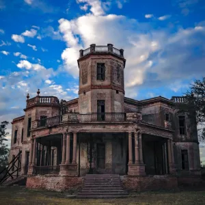 Descubre la historia de la Hacienda La Bella Cristina, la misteriosa mansión abandonada vinculada a Porfirio Díaz que hoy luce detenida en el tiempo entre ruinas y leyendas. ¿Cuándo la visitas?