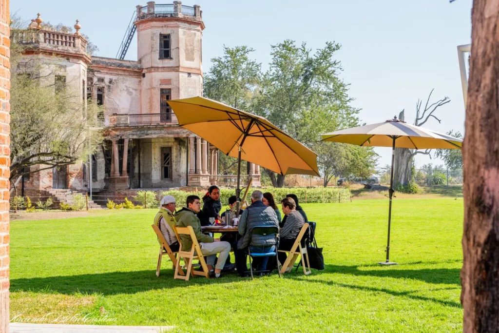 Descubre la historia de la Hacienda La Bella Cristina, la misteriosa mansión abandonada vinculada a Porfirio Díaz que hoy luce detenida en el tiempo entre ruinas y leyendas. ¿Cuándo la visitas?