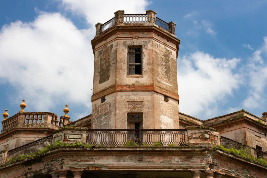 Descubre la historia de la Hacienda La Bella Cristina, la misteriosa mansión abandonada vinculada a Porfirio Díaz que hoy luce detenida en el tiempo entre ruinas y leyendas. ¿Cuándo la visitas?
