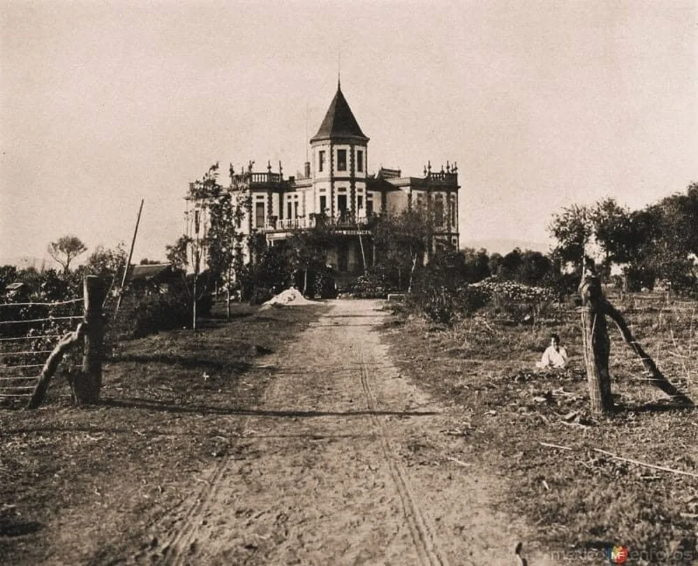 Descubre la historia de la Hacienda La Bella Cristina, la misteriosa mansión abandonada vinculada a Porfirio Díaz que hoy luce detenida en el tiempo entre ruinas y leyendas. ¿Cuándo la visitas?