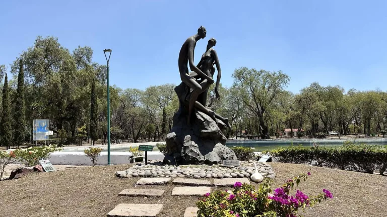 Descubre el Parque de las Esculturas en Cuautitlán Izcalli, un espacio cultural y natural en el Estado de México con arte monumental, áreas verdes y actividades al aire libre.