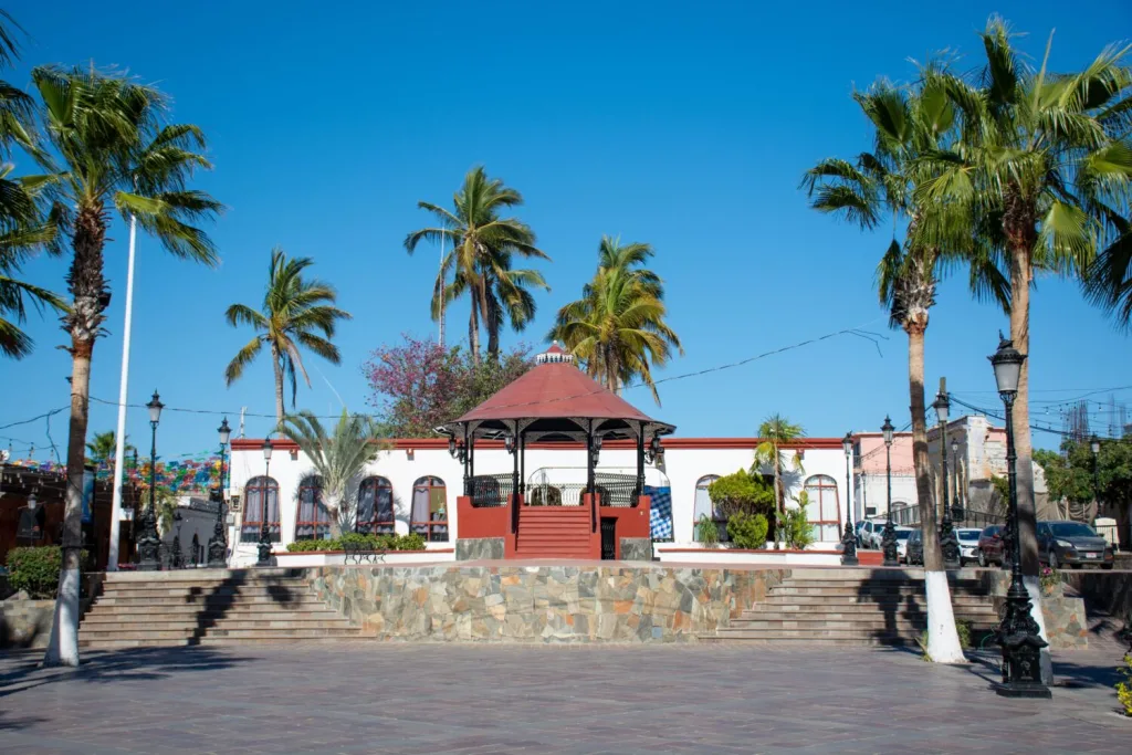 Descubre por qué Todos Santos, en Baja California Sur, se ha convertido en uno de los destinos favoritos para jubilarse en México gracias a su tranquilidad, playas y calidad de vida. ¿Te irías a vivir allá?