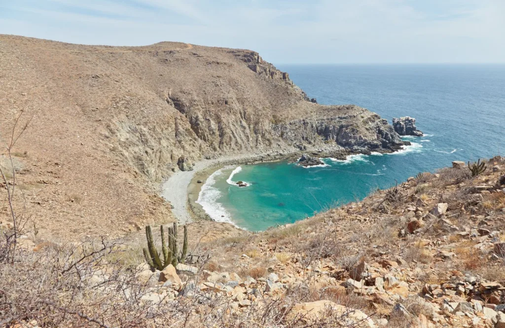 Descubre por qué Todos Santos, en Baja California Sur, se ha convertido en uno de los destinos favoritos para jubilarse en México gracias a su tranquilidad, playas y calidad de vida. ¿Te irías a vivir allá?