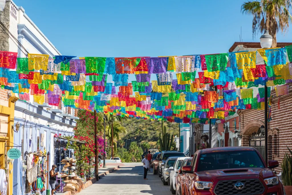 Descubre por qué Todos Santos, en Baja California Sur, se ha convertido en uno de los destinos favoritos para jubilarse en México gracias a su tranquilidad, playas y calidad de vida. ¿Te irías a vivir allá?