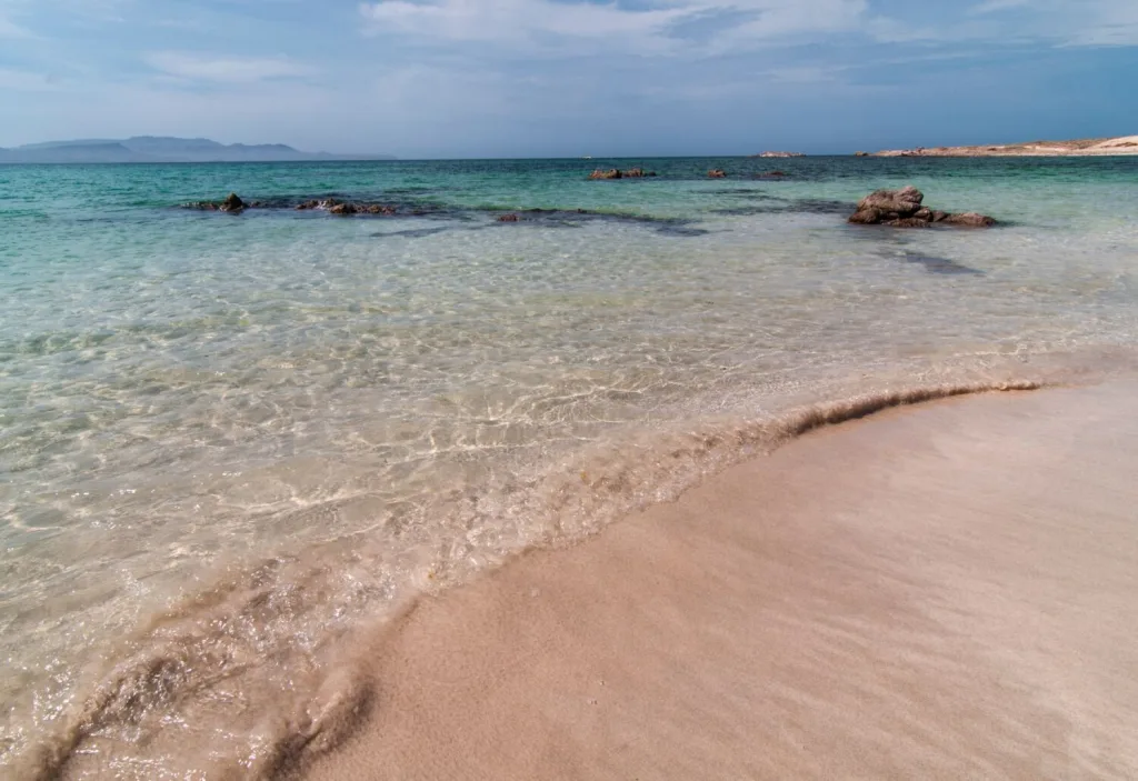 Descubre por qué Todos Santos, en Baja California Sur, se ha convertido en uno de los destinos favoritos para jubilarse en México gracias a su tranquilidad, playas y calidad de vida. ¿Te irías a vivir allá?