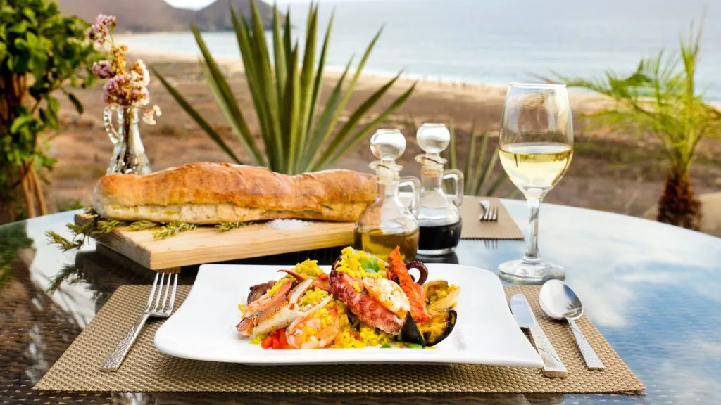 Descubre por qué Todos Santos, en Baja California Sur, se ha convertido en uno de los destinos favoritos para jubilarse en México gracias a su tranquilidad, playas y calidad de vida. ¿Te irías a vivir allá?