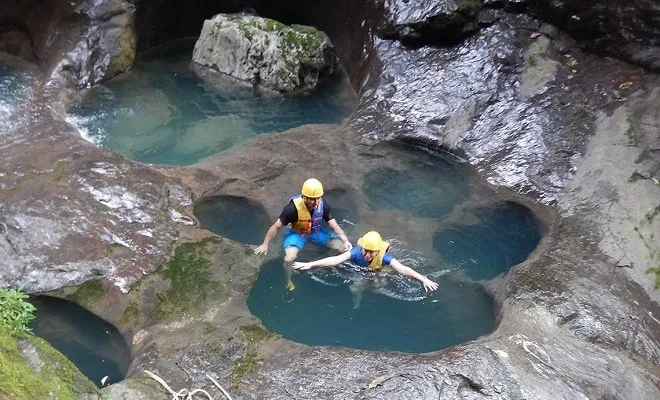 Descubre las cascadas escondidas de Cuetzalan, Puebla, un destino rodeado de naturaleza, pozas y paisajes ideales para escapar del calor este fin de semana.