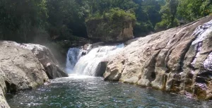Descubre las cascadas escondidas de Cuetzalan, Puebla, un destino rodeado de naturaleza, pozas y paisajes ideales para escapar del calor este fin de semana.