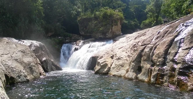 Descubre las cascadas escondidas de Cuetzalan, Puebla, un destino rodeado de naturaleza, pozas y paisajes ideales para escapar del calor este fin de semana.