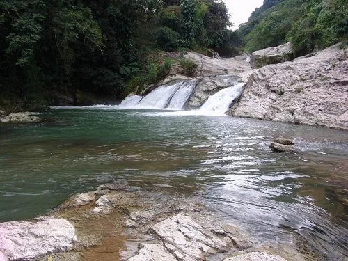 Descubre las cascadas escondidas de Cuetzalan, Puebla, un destino rodeado de naturaleza, pozas y paisajes ideales para escapar del calor este fin de semana.