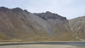 En primavera, el Xinantécatl revela su mejor cara: cielos despejados, visibilidad total del cráter y las lagunas, y un paisaje perfecto para la fotografía./Foto: Wikimedia Commons