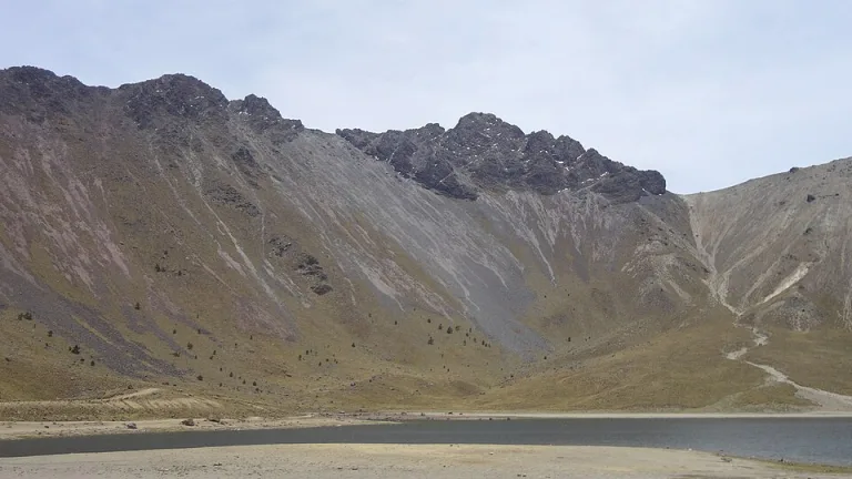 En primavera, el Xinantécatl revela su mejor cara: cielos despejados, visibilidad total del cráter y las lagunas, y un paisaje perfecto para la fotografía./Foto: Wikimedia Commons
