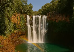 Las Cascadas de El Salto de Tzumpantitlán, en Tonatico, regalan un espectáculo natural donde el agua y la luz del sol crean los famosos arcoíris que le dan nombre al lugar./Foto: IA