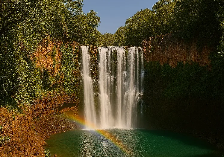 Las Cascadas de El Salto de Tzumpantitlán, en Tonatico, regalan un espectáculo natural donde el agua y la luz del sol crean los famosos arcoíris que le dan nombre al lugar./Foto: IA